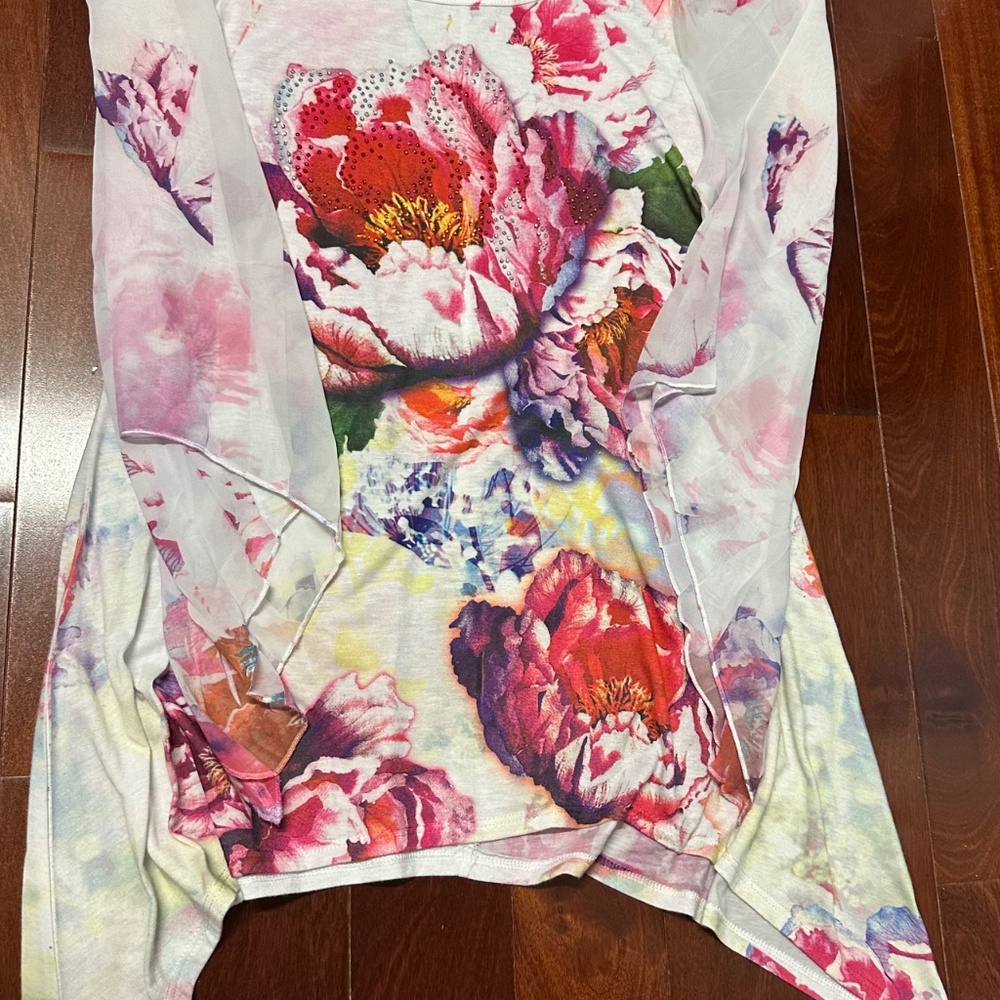 Cal Style Long Sleeves Shark Bite White Red Floral Women's Top Size M EUC